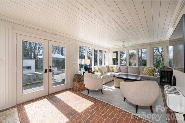 935 18th Avenue Drive NW, Hickory, NC 28601