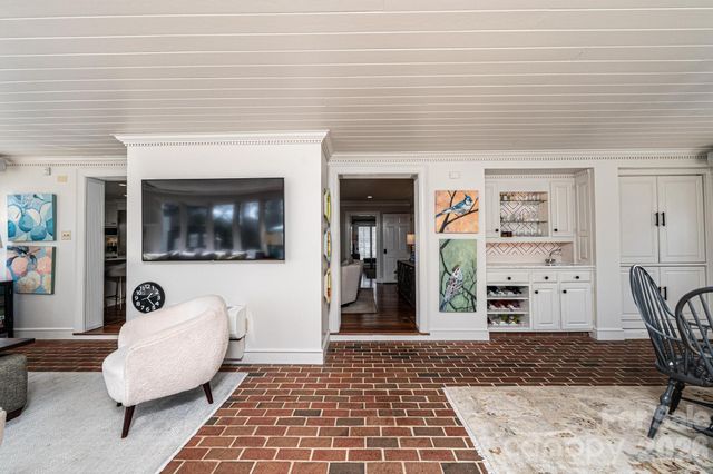 935 18th Avenue Drive NW, Hickory, NC 28601