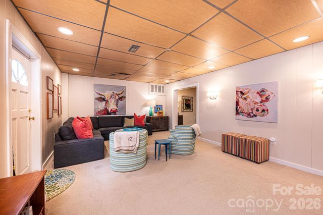 935 18th Avenue Drive NW, Hickory, NC 28601