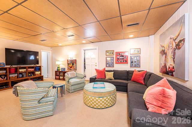 935 18th Avenue Drive NW, Hickory, NC 28601