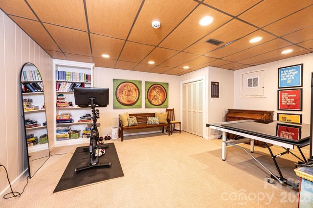 935 18th Avenue Drive NW, Hickory, NC 28601