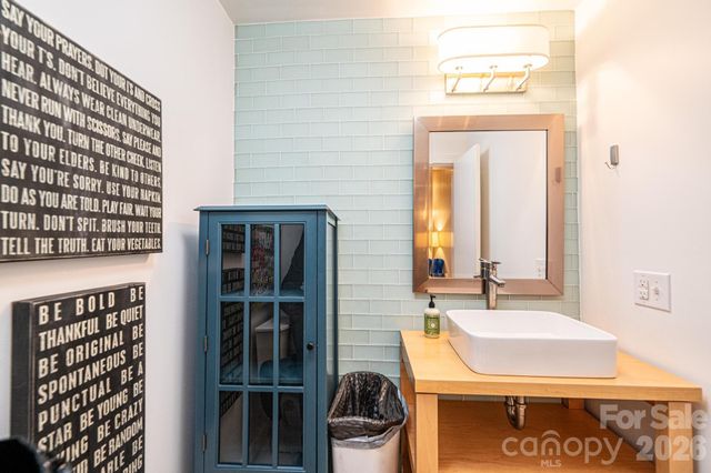 935 18th Avenue Drive NW, Hickory, NC 28601