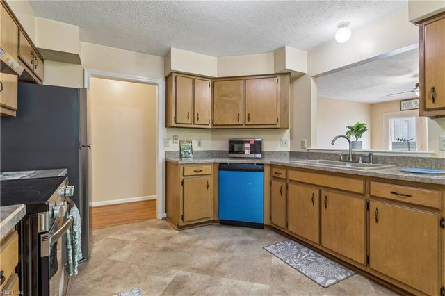 2 Stella June LN, Hampton, VA 23666