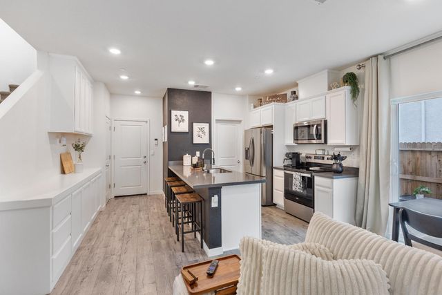 5320 Cumberland Dr, Roseville, CA 95747