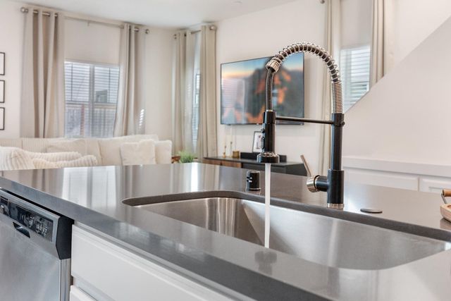 5320 Cumberland Dr, Roseville, CA 95747