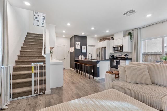 5320 Cumberland Dr, Roseville, CA 95747