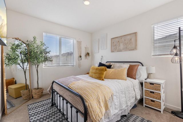 5320 Cumberland Dr, Roseville, CA 95747