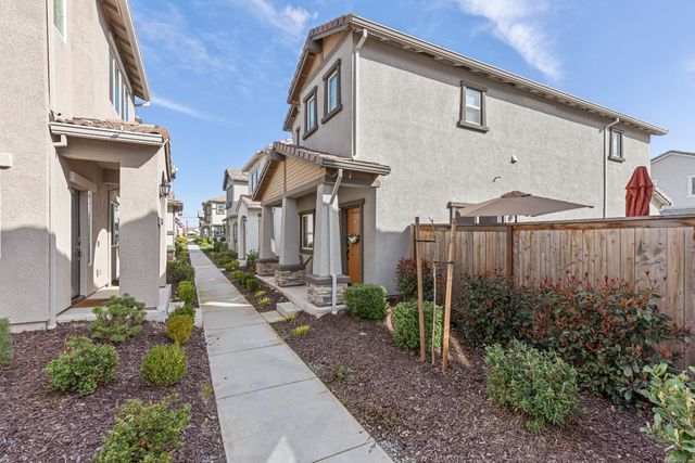 5320 Cumberland Dr, Roseville, CA 95747