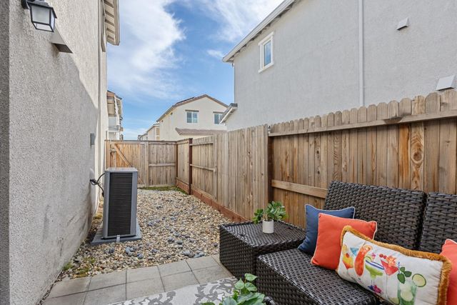 5320 Cumberland Dr, Roseville, CA 95747