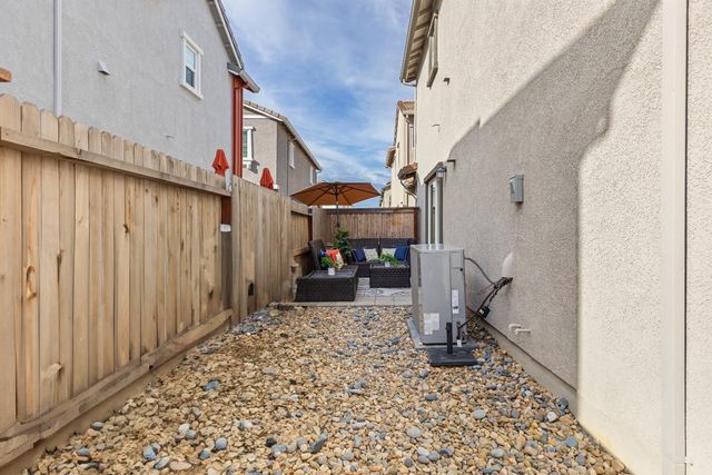 5320 Cumberland Dr, Roseville, CA 95747