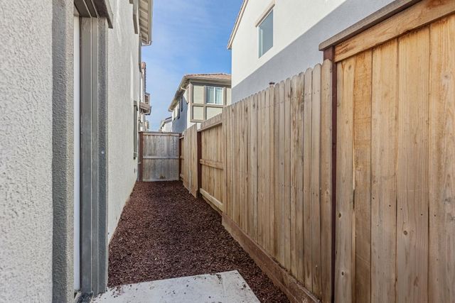 5320 Cumberland Dr, Roseville, CA 95747