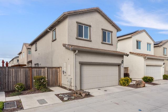 5320 Cumberland Dr, Roseville, CA 95747