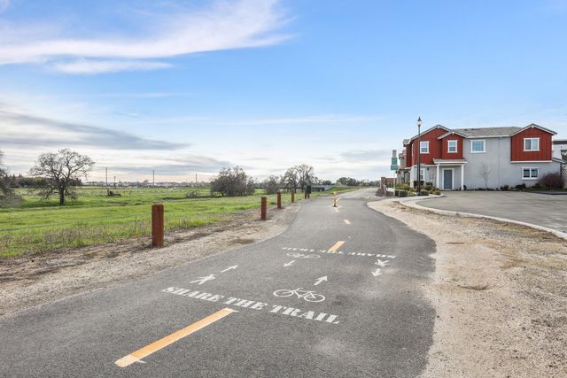 5320 Cumberland Dr, Roseville, CA 95747