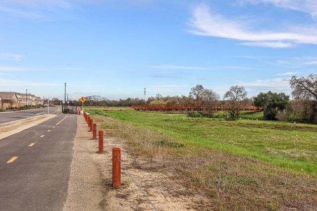 5320 Cumberland Dr, Roseville, CA 95747