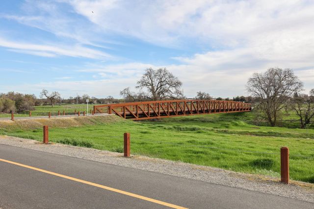 5320 Cumberland Dr, Roseville, CA 95747