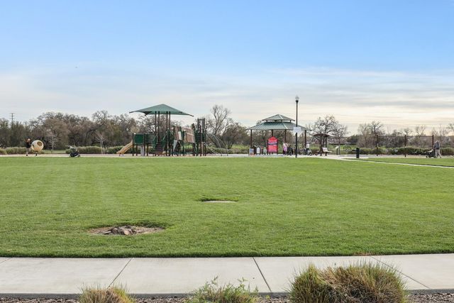 5320 Cumberland Dr, Roseville, CA 95747