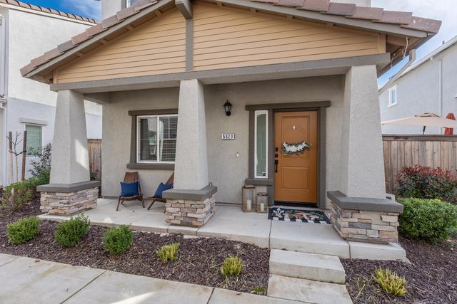5320 Cumberland Dr, Roseville, CA 95747
