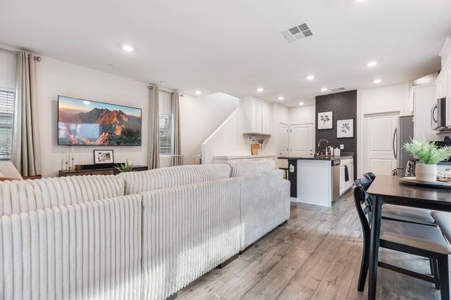 5320 Cumberland Dr, Roseville, CA 95747