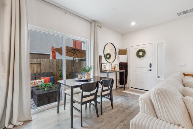 5320 Cumberland Dr, Roseville, CA 95747