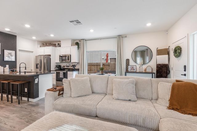 5320 Cumberland Dr, Roseville, CA 95747