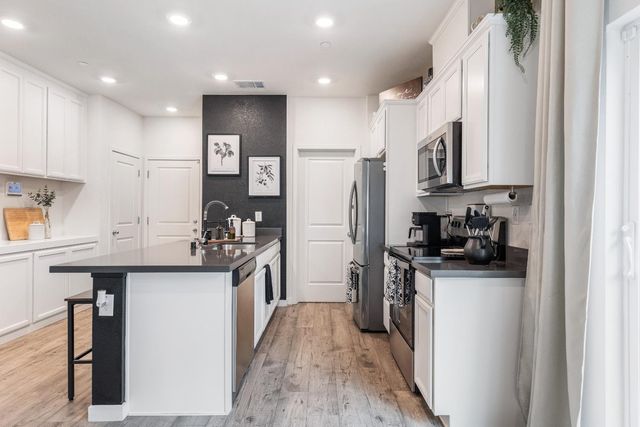 5320 Cumberland Dr, Roseville, CA 95747