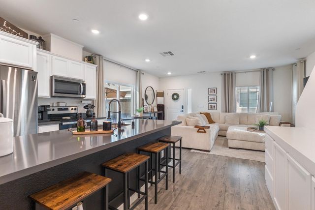 5320 Cumberland Dr, Roseville, CA 95747