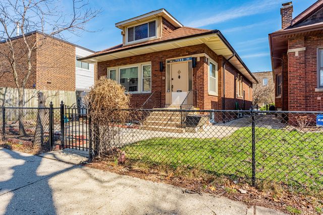 7533 N Ridge Boulevard, Chicago, IL 60645