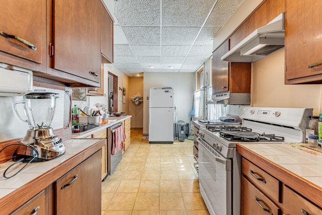 7533 N Ridge Boulevard, Chicago, IL 60645