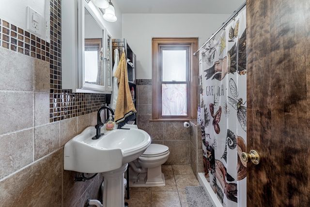 7533 N Ridge Boulevard, Chicago, IL 60645