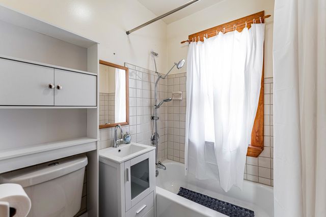 7533 N Ridge Boulevard, Chicago, IL 60645