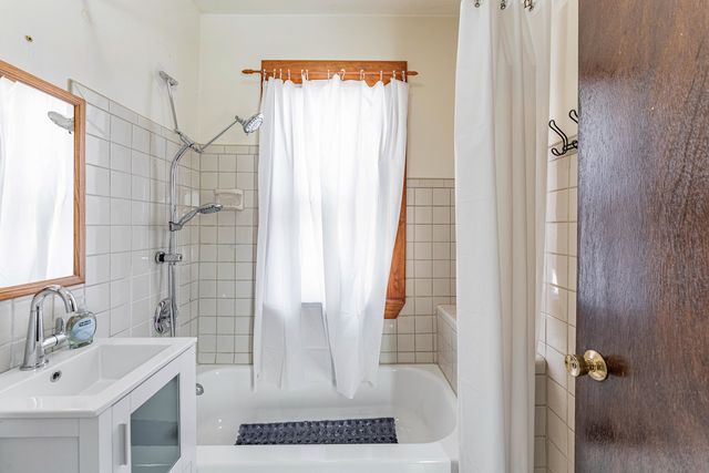 7533 N Ridge Boulevard, Chicago, IL 60645