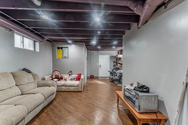 7533 N Ridge Boulevard, Chicago, IL 60645