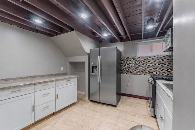 7533 N Ridge Boulevard, Chicago, IL 60645