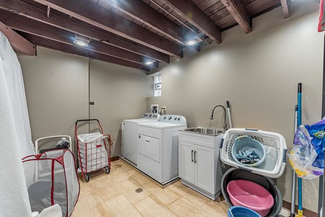 7533 N Ridge Boulevard, Chicago, IL 60645