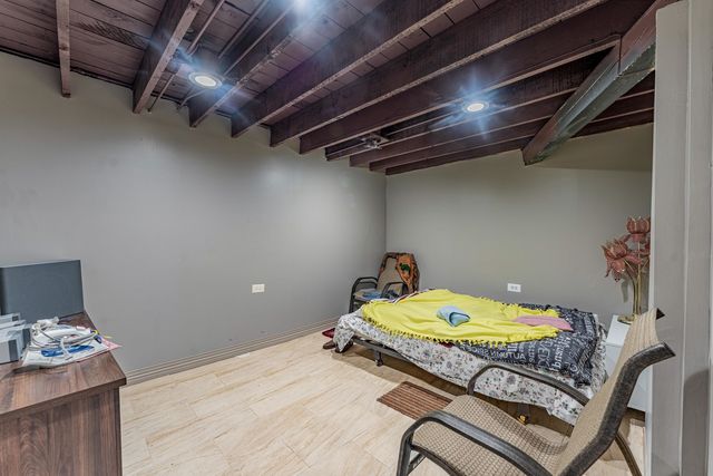 7533 N Ridge Boulevard, Chicago, IL 60645