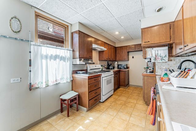 7533 N Ridge Boulevard, Chicago, IL 60645