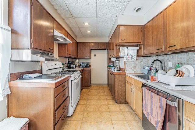 7533 N Ridge Boulevard, Chicago, IL 60645