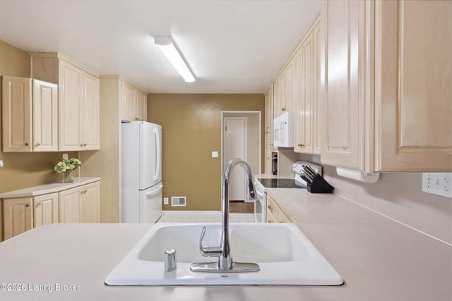 4101 Landside Dr, Louisville, KY 40220