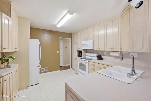 4101 Landside Dr, Louisville, KY 40220