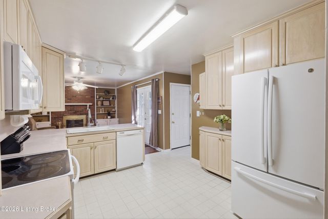 4101 Landside Dr, Louisville, KY 40220