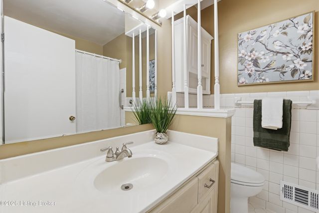 4101 Landside Dr, Louisville, KY 40220
