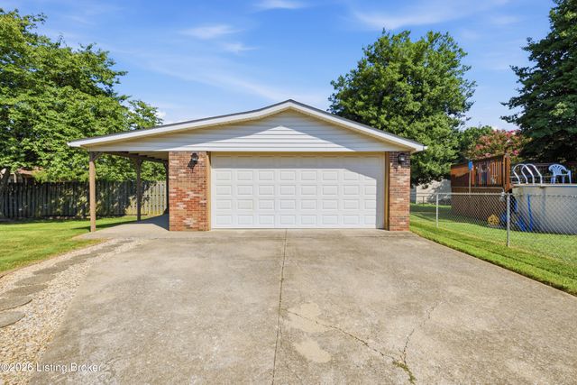4101 Landside Dr, Louisville, KY 40220