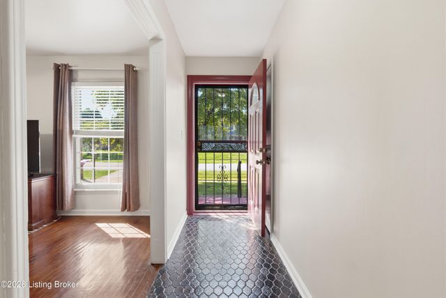 4101 Landside Dr, Louisville, KY 40220