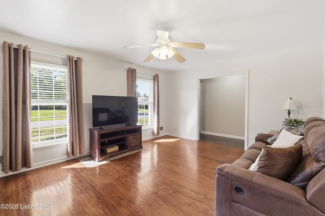 4101 Landside Dr, Louisville, KY 40220