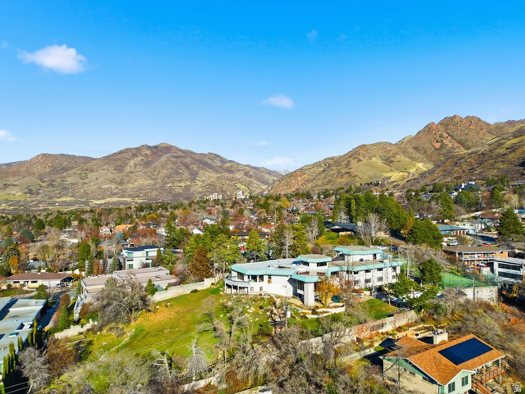 Image 7 of property listing at 2790 E LANCASTER DR, Salt Lake City, UT 84108