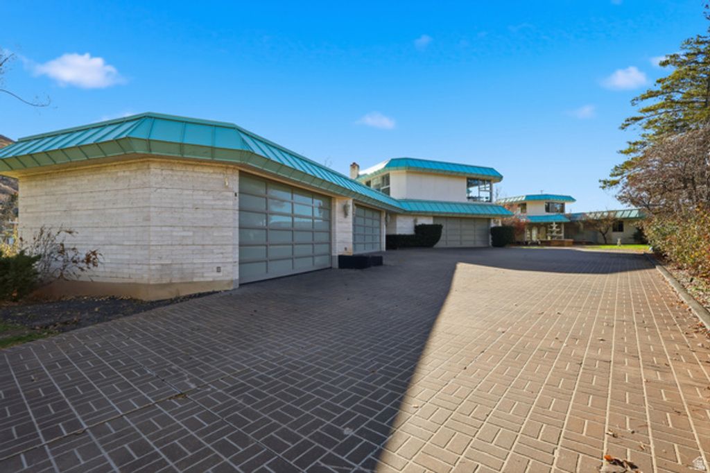 Image 8 of property listing at 2790 E LANCASTER DR, Salt Lake City, UT 84108