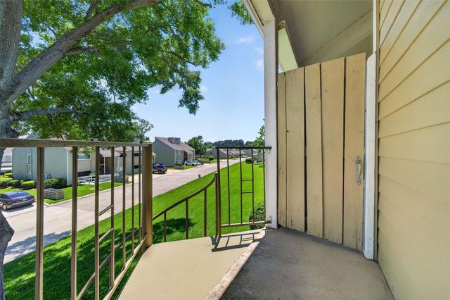 132 April Point Drive S, Conroe, TX 77356