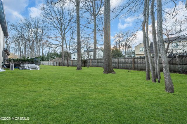 8 Ross Court, Oakhurst, NJ 07755