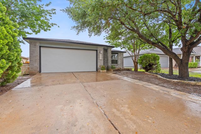 114 Loryn DR, Hutto, TX 78634
