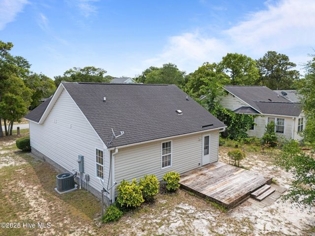 123 NE 6th Street, Oak Island, NC 28465